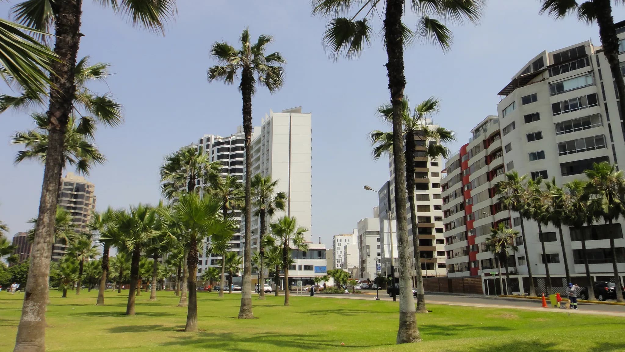 © Tremoro0 · Wikimedia Commons Buildings in Miraflores in Lima’s urban landscape
